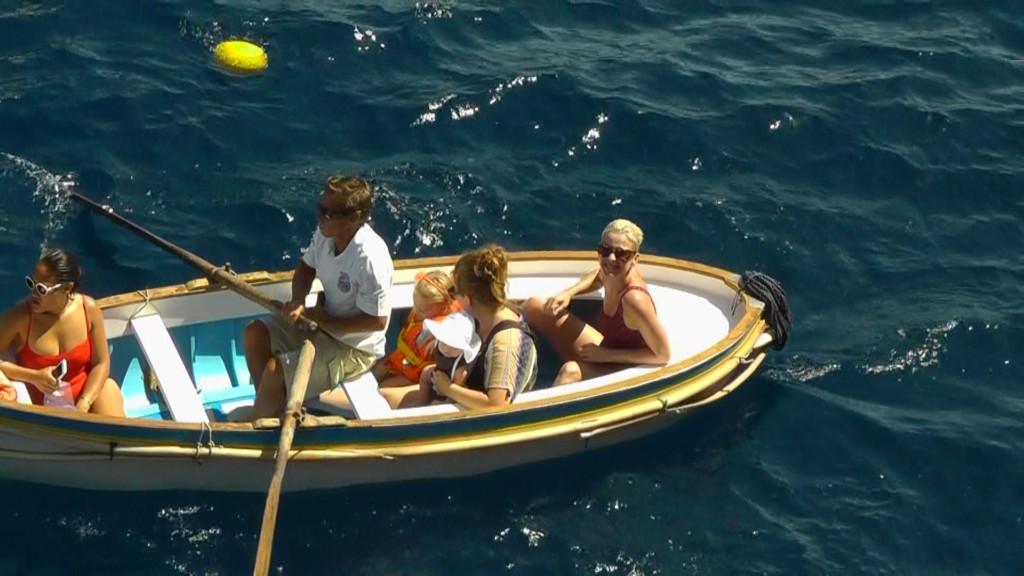 Crociera in rosa tra le perle del golfo per Katy Perry e visita alla Grotta Azzurra