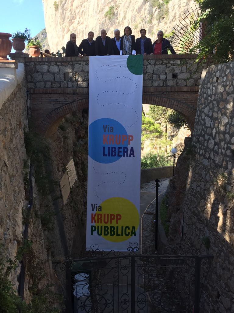 Capri, su via Krupp si accende lo scontro «No a privati e ticket». Sit-in dei comitati contrari al progetto