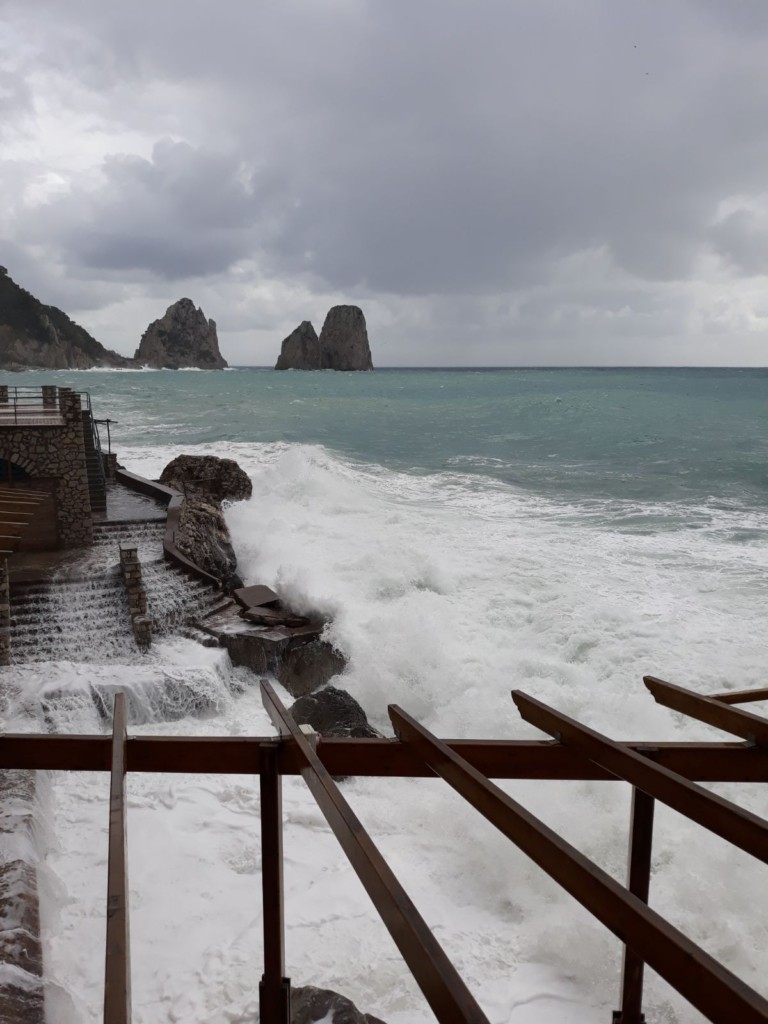 Capri, forte mareggiata alla Canzone del mare
