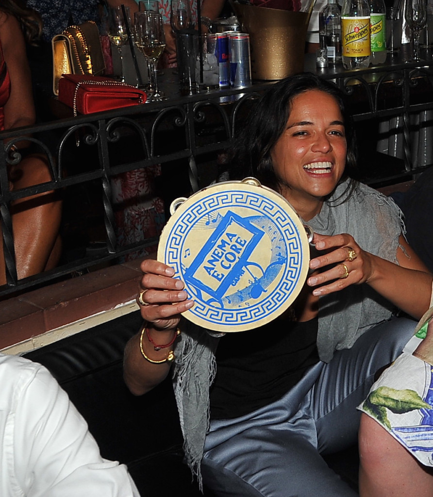 Michelle Rodriguez a Capri si scatena all’ Anema e Core