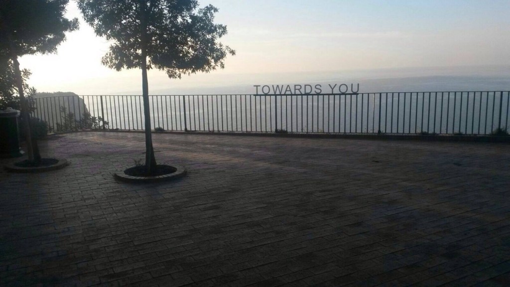 Vandali in azione sul belvedere di Tragara: divelte due panchine, avviate subito le indagini