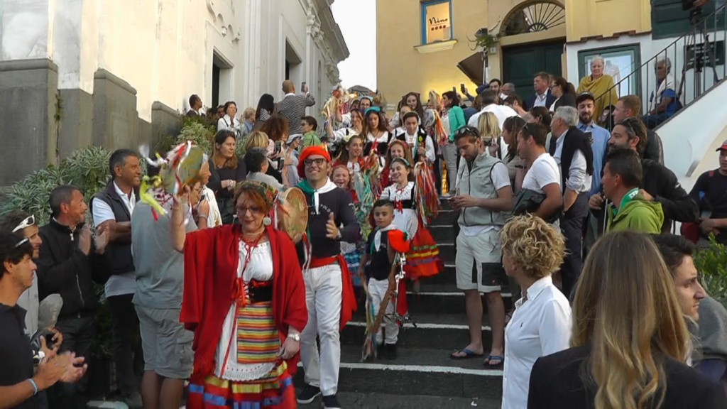 Capri già soldout, in piazzetta «gara» tra mondanità e folclore
