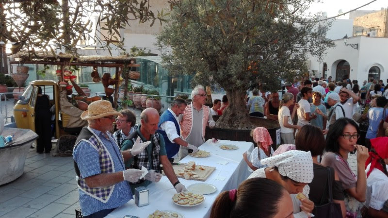 L’Oro di Capri diventa gelato con il CIOCORO  La sorpresa della Settembrata Anacaprese 2018 offerta dai soci dell’Oro di Capri che unisce cioccolato, farina di carrube ed il pregiato Oro di Capri, l’olio d’oliva extravergine estratto dagli uliveti di Anacapri